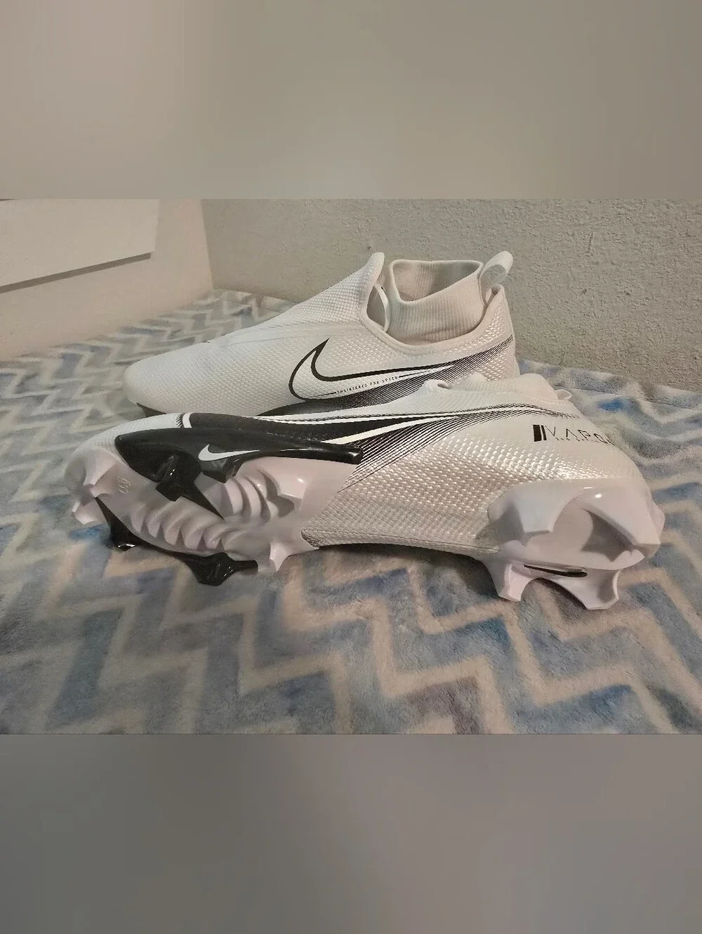 Nike Men’s White & Black Vapor Soccer Cleats (Low-Cut)